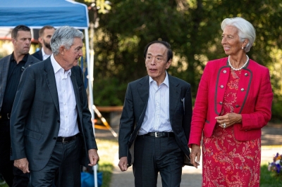 Jerome Powell, chairman of the U.S. Federal Reserve, from left, Kazuo Ueda, governor of the Bank of Japan (BOJ), and Christine Lagarde, president of the European Central Bank (ECB), walk the grounds at the Jackson Hole economic symposium in Moran, Wyoming, on Friday.