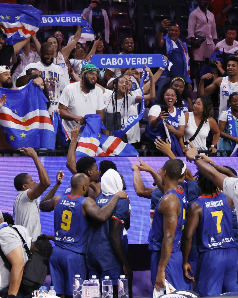 Cape Verde players (front) celebrate with fans after their win over Venezuela in a FIBA Basketball World Cup Group F game at Okinawa Arena in Okinawa Prefecture on Monday.