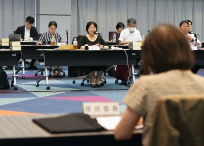 Members of the family law subcommittee of the Justice Ministry's Legislative Council discuss joint parental custody after divorce at the Justice Ministry on Tuesday.
