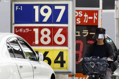 A gasoline station in Tokyo on Wednesday advertises its regular gasoline price as ¥186 per liter.