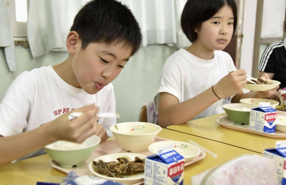 Students at Wakaura Elementary School in the city of Wakayama eat lunch in 2019. Wakayama Prefecture's school lunch program began in April 2017.