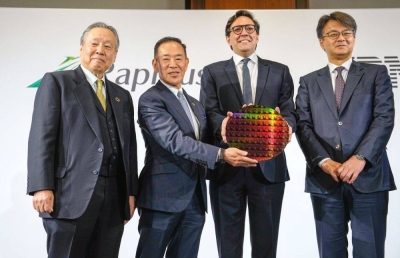 Atsuyoshi Koike (second from left), president of Rapidus, and IBM Senior Vice President Dario Gil (second from right) during a news conference in Tokyo in December.