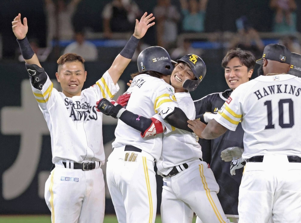Kenta Imamiya (third from left) lifted the Hawks to a win over the Buffaloes with walk-off double in the ninth.