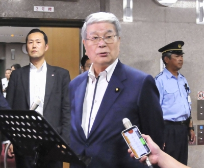 Fisheries minister Tetsuro Nomura apologizes at the ministry on Thursday after calling treated water from the Fukushima No. 1 nuclear power plant "contaminated."