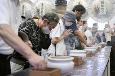 People offer prayers at a memorial hall in Tokyo's Sumida Ward on Friday, the centenary of the Great Kanto Earthquake.