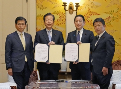 Prime Minister Fumio Kishida (second from right) and Komeito leader Natsuo Yamaguchi agree to cooperate in elections for Tokyo districts.