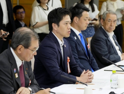 Osaka Gov. Hirofumi Yoshimura (center left) attends a meeting on the Osaka Expo in Tokyo on Aug. 31.