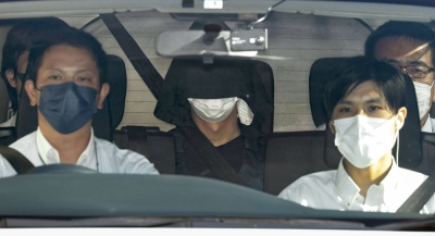 Ryuji Kimura (center) is taken to a police station in Wakayama Prefecture on Friday following a three-month psychiatric evaluation by prosecutors.