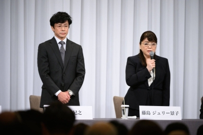 Julie Keiko Fujishima (right), who stepped down as Johnny & Associates president on Tuesday, and new President Noriyuki Higashiyama give a news conference in Tokyo on Thursday.