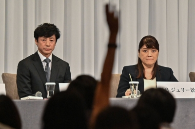 New president of Johnny & Associates Noriyuki Higashiyama (left) and Julie Keiko Fujishima, who stepped down as president, take questions from the media during a news conference in Tokyo on Thursday.