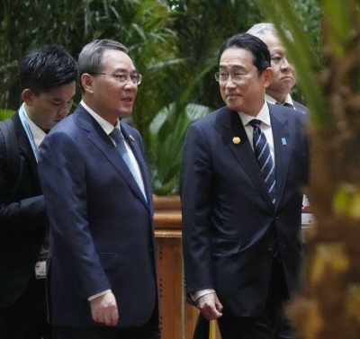 Prime Minister Fumio Kishida and Chinese Premier Li Qiang (front left) walk to the so-called ASEAN Plus Three meeting in Jakarta on Wednesday.