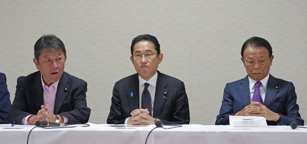 Liberal Democratic Party Secretary-General Toshimitsu Motegi (left), Prime Minister Fumio Kishida and LDP Vice President Taro Aso attend a party executive meeting in Tokyo on Tuesday.