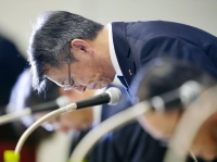Sompo Japan Insurance President Giichi Shirakawa apologizes during a news conference in Tokyo on Friday. | Kyodo