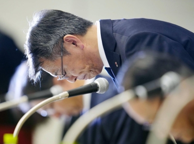 Sompo Japan Insurance President Giichi Shirakawa apologizes during a news conference in Tokyo on Friday.