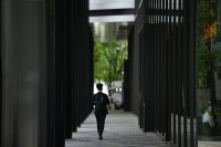 The average for summer bonuses this year was slightly higher than the ¥845,453 in 2019, before the COVID-19 pandemic, and trailed only the ¥870,731 in 2018, the labor ministry said Friday. | BLOOMBERG