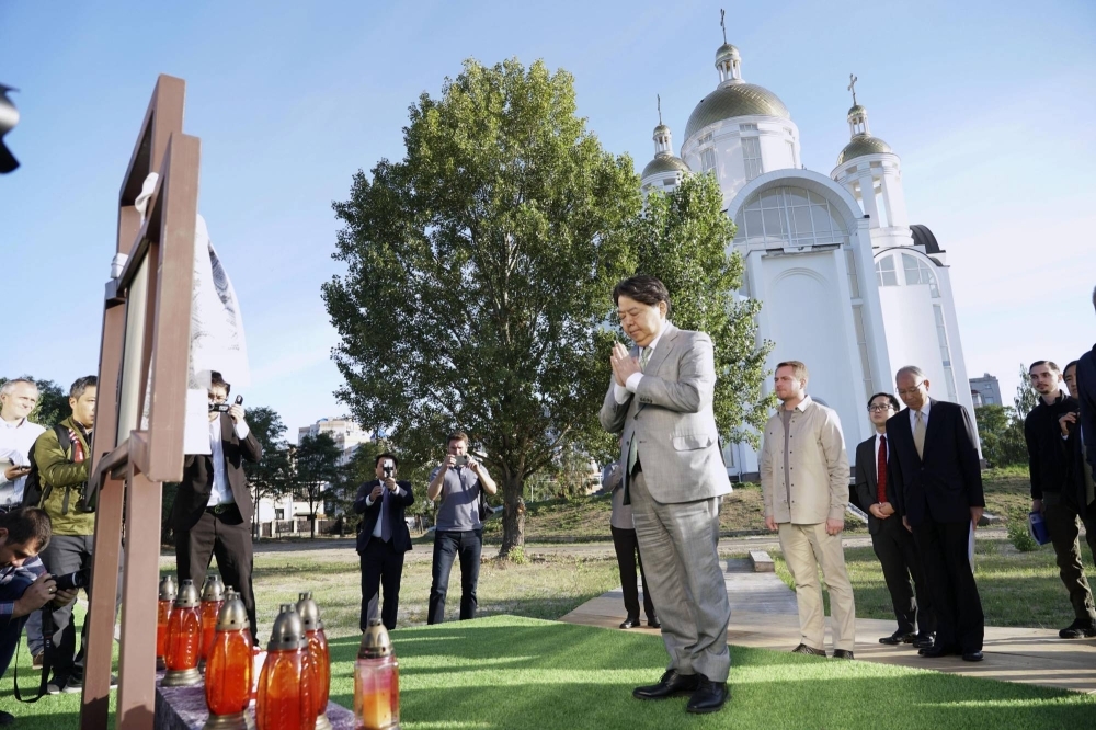 Foreign Minister Yoshimasa Hayashi offers prayers in front of a church in the Kyiv suburb of Bucha on Saturday.