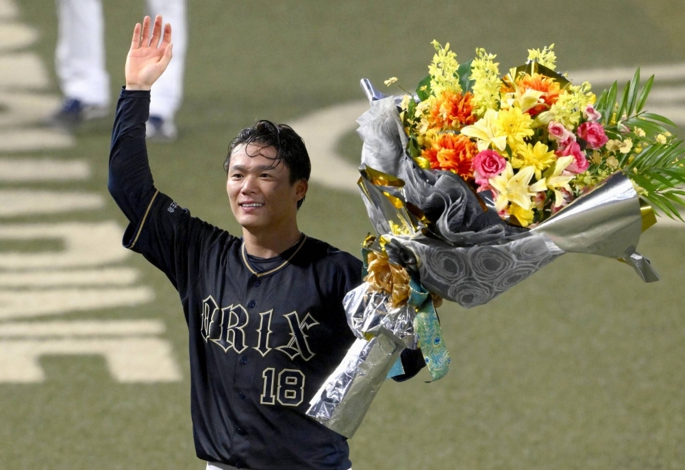 Orix pitcher Yoshinobu Yamamoto receives a bouquet after achieving his second career no-hitter against the Marines in Chiba on Saturday.