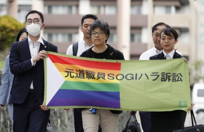 Kaoru Sasaki (center) and her lawyers head to the Sapporo District Court on Monday for a damages suit seeking spousal benefits relating to her same-sex relationship.