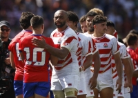 Japan's Michael Leitch (right) shakes hands with Chile's Rodrigo Fernandez following their match at the Rugby World Cup in Toulouse, France, on Sunday. | REUTERS