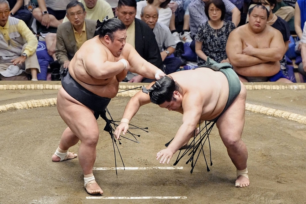 Ozeki Takakeisho bounces back from a loss on Day 1 by defeating Nishikigi on the second day of the Autumn Grand Sumo Tournament at Ryogoku Kokugikan on Monday.
