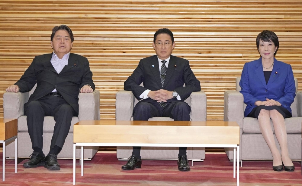 Foreign Minister Yoshimasa Hayashi (left), Prime Minister Fumio Kishida and economic security minister Sanae Takaichi attend a Cabinet meeting in Tokyo on Tuesday.