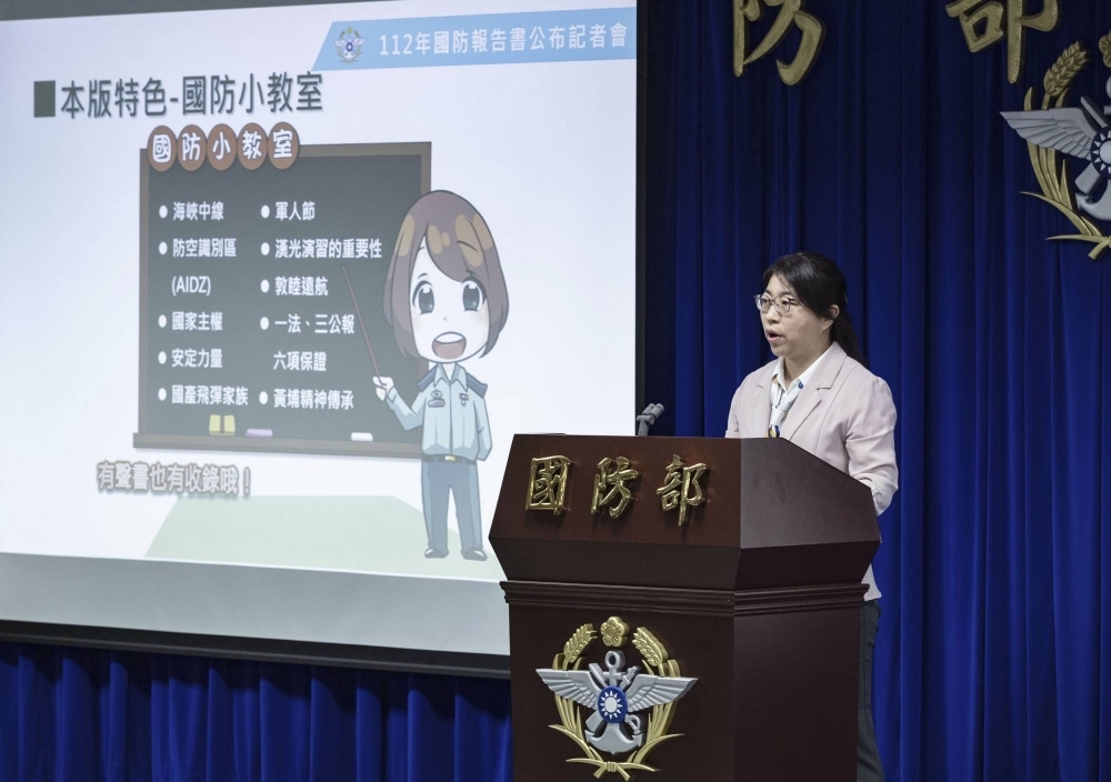 An official explains the National Defense Report at the Ministry of National Defense in Taipei on Tuesday.