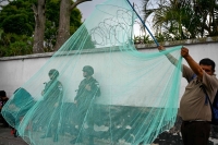 A man sells a mosquito net in Guatemala City. | AFP-Jiji