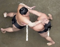 Abi (left) and Kirishima battle during Day 4 of the Autumn Grand Sumo Tournament at Ryogoku Kokugikan on Wednesday. | Kyodo