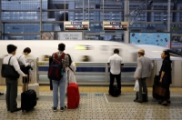 Passengers wait to board a shinkansen at Kyoto Station.  | Reuters 