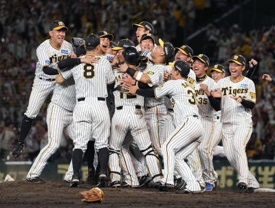 The Tigers celebrate after clinching the Central League pennant at Koshien Stadium in Nishinomiya, Hyogo Prefecture, on Thursday night.