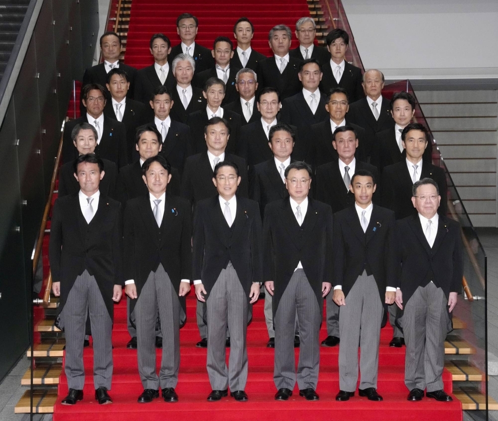 Prime Minister Fumio Kishida (third from left) poses with senior vice ministers Friday at the Prime Minister's Office.