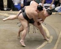 Hoshoryu (right) defeats Asanoyama on Day 6 of the Autumn Grand Sumo Tournament at Ryogoku Kokugikan on Friday. | KYODO