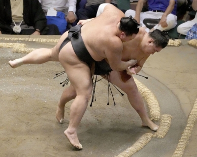 Hoshoryu (right) defeats Asanoyama on Day 6 of the Autumn Grand Sumo Tournament at Ryogoku Kokugikan on Friday.