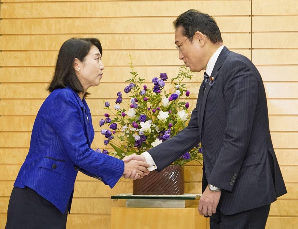 Wakako Yata, who was appointed as a special adviser to Prime Minister Fumio Kishida on Friday, shakes hands with him at the Prime Minister's Office in Tokyo on Friday.