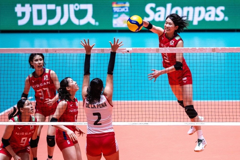 Japan's Sarina Koga (right) spikes the ball against Peru during an Olympic qualifying tournament match at Tokyo's Yoyogi National Stadium on Saturday.