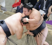 Takakeisho (right) is defeated by Shodai in their Day 7 bout at the Autumn Grand Sumo Tournament on Saturday. | Kyodo