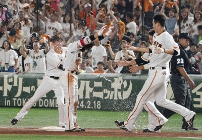 The Giants splash Makoto Kadowaki (second from left) with water after their win over the Swallows at Tokyo Dome on Sunday.