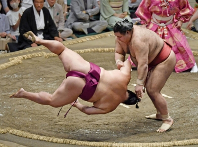 Takayasu (right) slaps down Mitakeumi to improve to 7-1 in the ongoing Autumn Basho at Ryogoku Kokugikan on Sunday.
