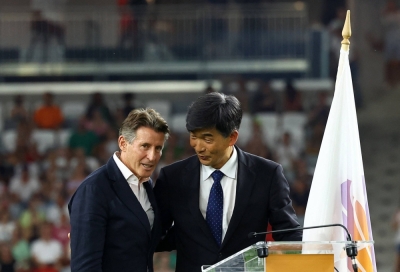 Sebastian Coe greets Mitsugi Ogata, president of the Japan Association of Athletics Federations, during the closing ceremony of the World Athletics Championships in Budapest on Aug. 27.