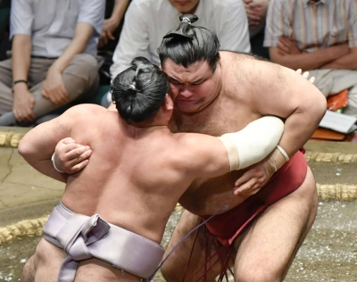 Former ozeki Takayasu defeated Kotoeko to secure a winning record at the Autumn Grand Sumo Tournament at Ryogoku Kokugikan on Monday.
