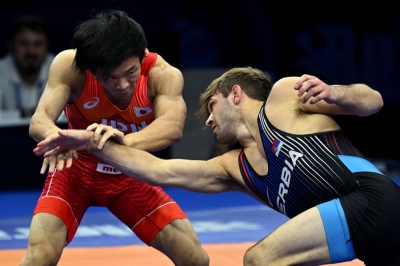 Rei Higuchi (left) wrestles with Serbia's Stevan Andrija Micic in the men's 57-kg freestyle wrestling final at the World Wrestling Championships in Belgrade on Monday.