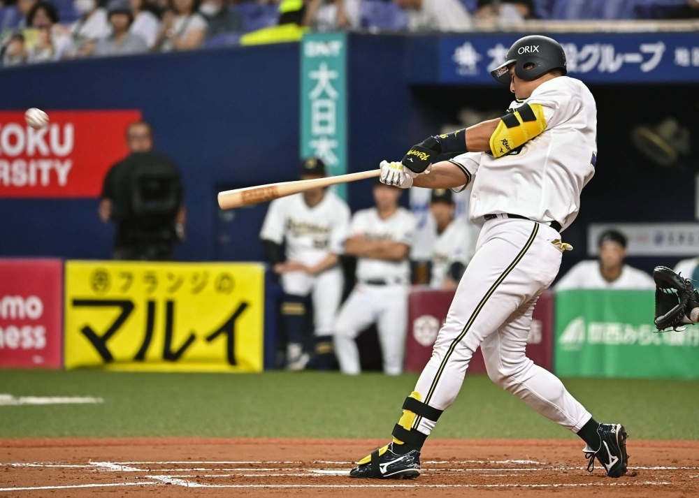 Orix's Yutaro Sugimoto drives in a run against the Marines with his first-inning single at Kyocera Dome Osaka on Tuesday.