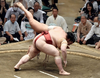 Atamifuji (front) defeats Tobizaru during Day 11 of the Autumn Basho at Tokyo's Ryogoku Kokugikan on Wednesday.