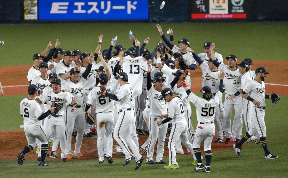 The Buffaloes celebrate after clinching their third straight Pacific League pennant at Kyocera Dome on Wednesday night. 