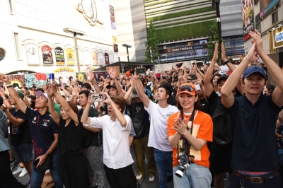 Fans watch the F1 Tokyo Festival outside Kabukicho Tower in Shinjuku Ward on Wednesday.