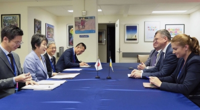 Foreign Minister Yoko Kamikawa (second from left) and her Ukrainian counterpart Dmytro Kuleba (second from right) hold talks in New York on Wednesday.