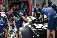 AlphaTauri crew members rehearse their pit stops ahead of Friday's practice sessions at Suzuka Circuit. | Dan Orlowitz