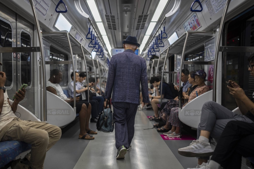 Jeon Jong-duek, a former mathematics professor, on the Seoul Subway Line 1 during a trip home, in Dongdaemun-gu, a suburb of Seoul, on Aug. 3. With the fare free for those older than 65, some retired people spend their days riding the trains to the end of the line.