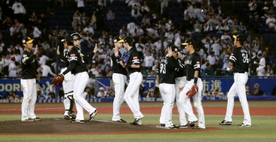 The Hawks celebrate their win over the Marines at Chiba's Zozo Marine Stadium on Monday.