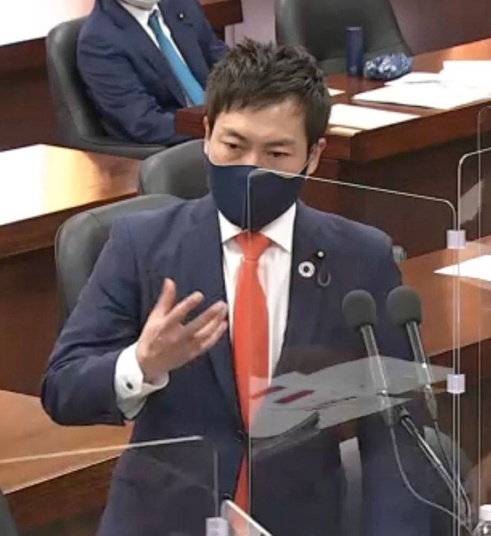 Masatoshi Akimoto asks questions at a Lower House budget committee session in February 2022.